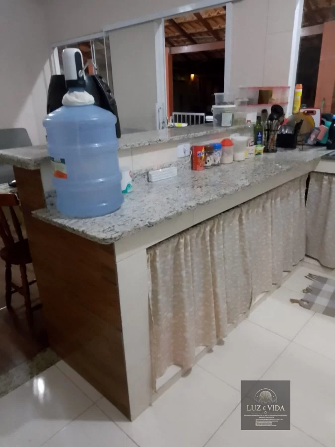 Casa de 2 andares com um imóvel em construção na frente