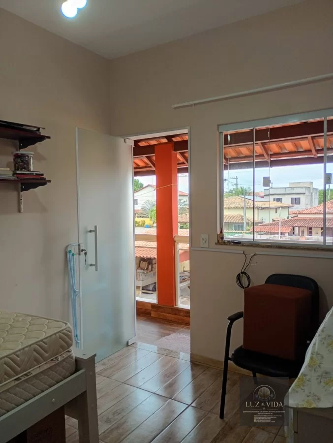 Casa de 2 andares com um imóvel em construção na frente