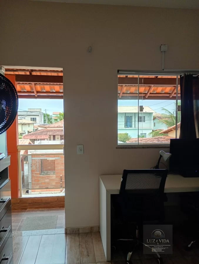 Casa de 2 andares com um imóvel em construção na frente