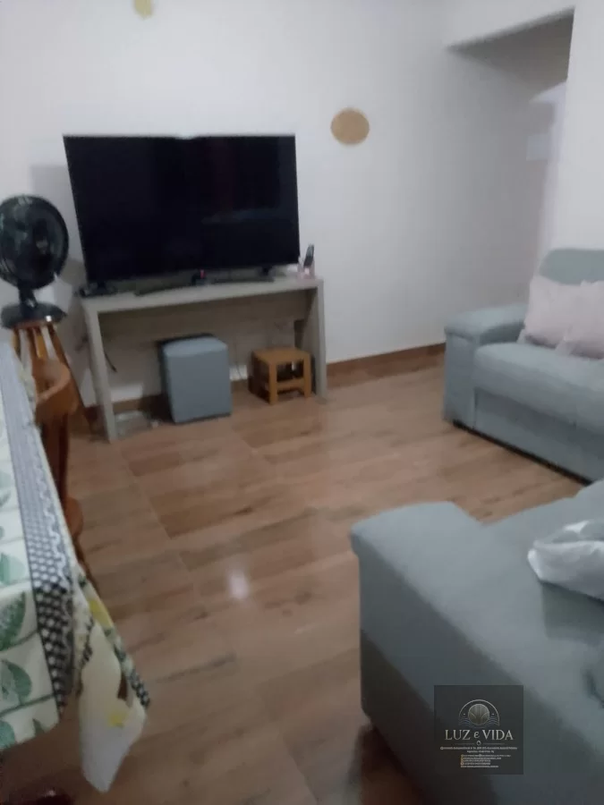 Casa de 2 andares com um imóvel em construção na frente