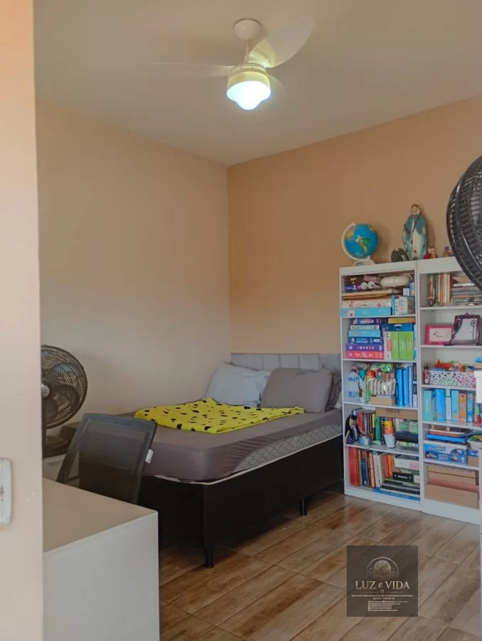 Casa de 2 andares com um imóvel em construção na frente