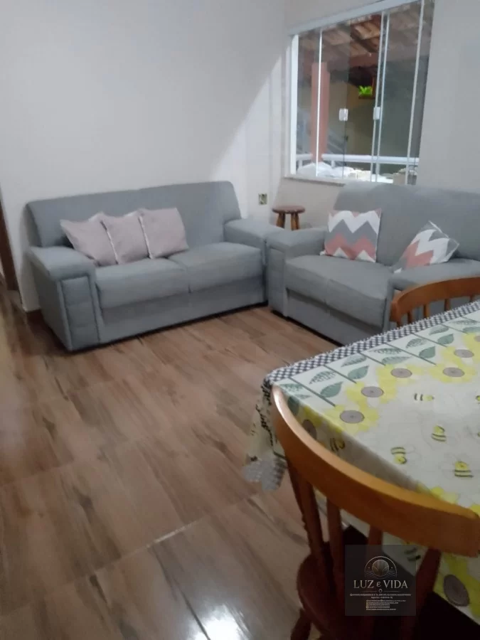 Casa de 2 andares com um imóvel em construção na frente