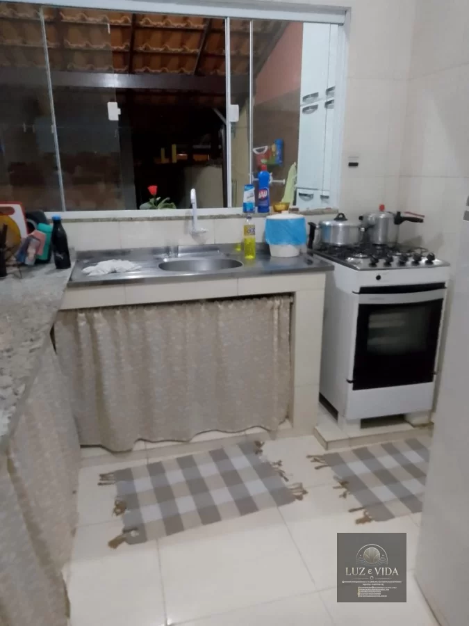 Casa de 2 andares com um imóvel em construção na frente