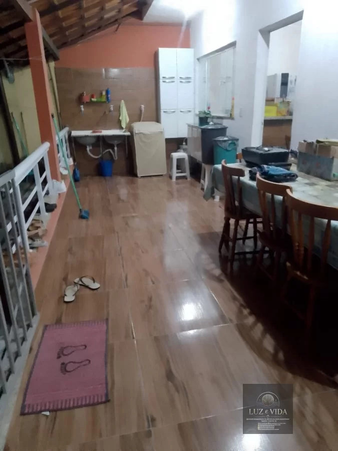 Casa de 2 andares com um imóvel em construção na frente