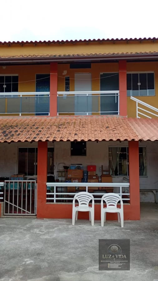 Casa de 2 andares com um imóvel em construção na frente