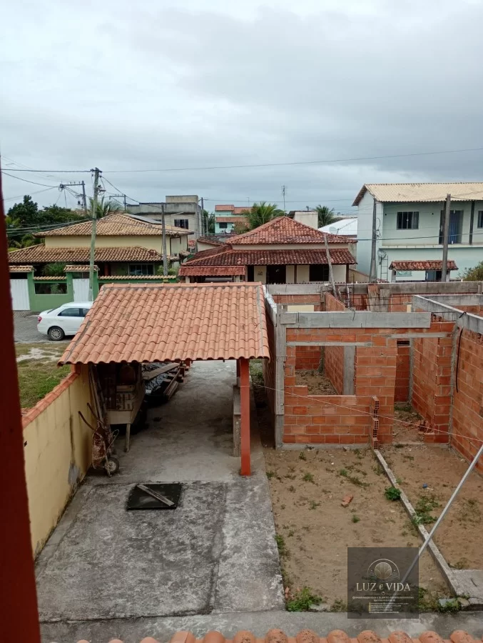 Casa de 2 andares com um imóvel em construção na frente