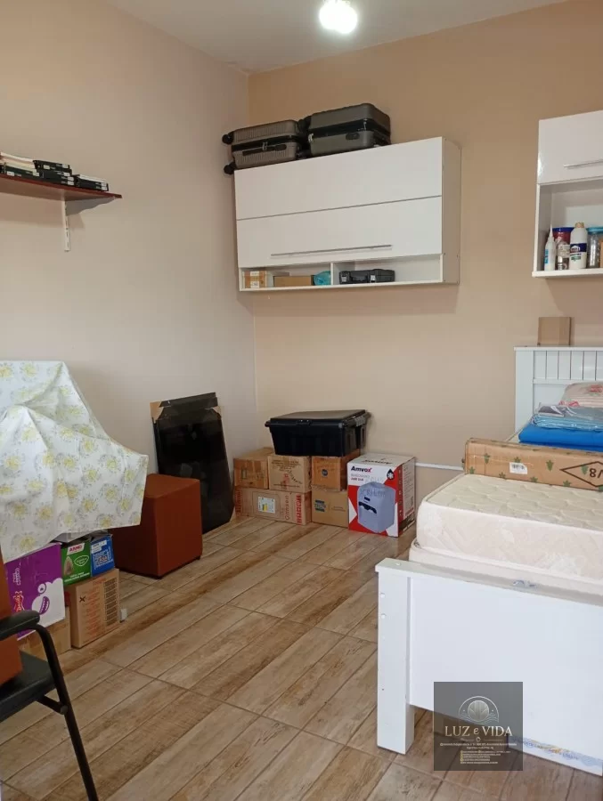 Casa de 2 andares com um imóvel em construção na frente