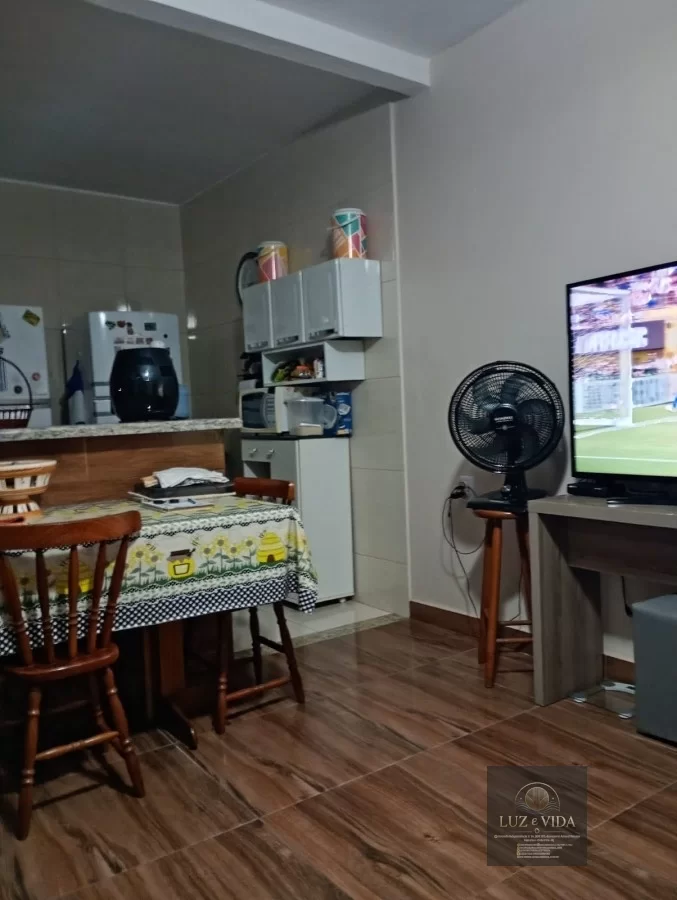 Casa de 2 andares com um imóvel em construção na frente