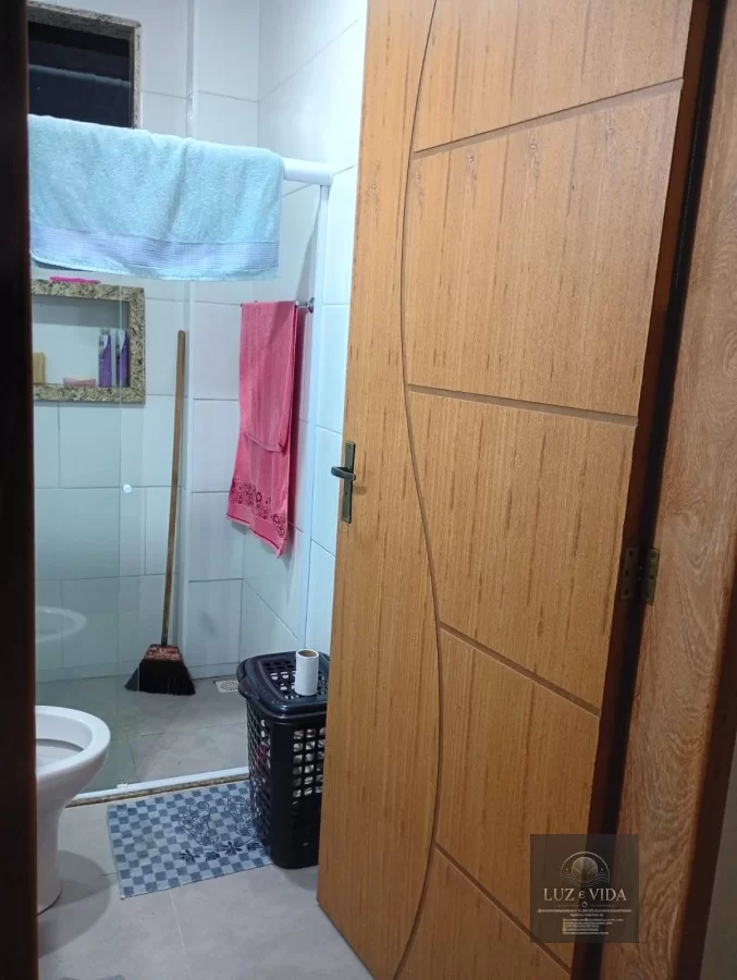 Casa de 2 andares com um imóvel em construção na frente