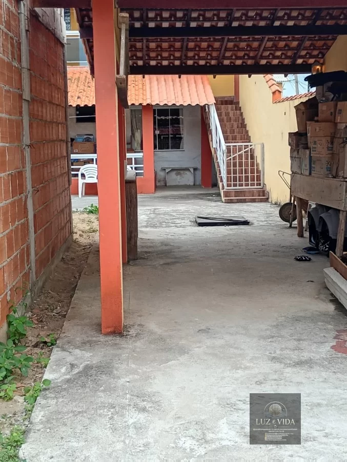 Casa de 2 andares com um imóvel em construção na frente