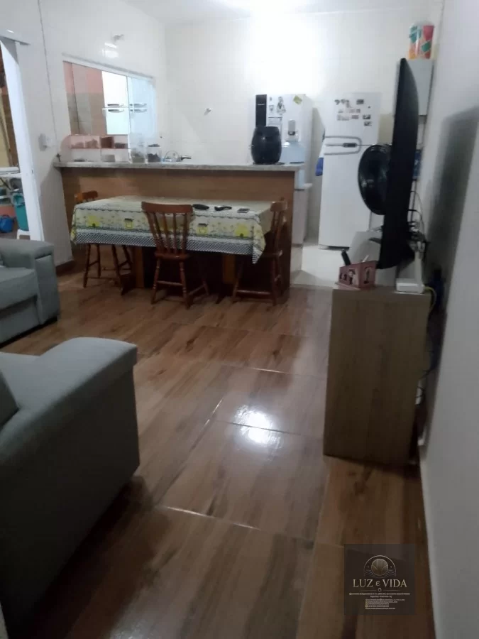 Casa de 2 andares com um imóvel em construção na frente