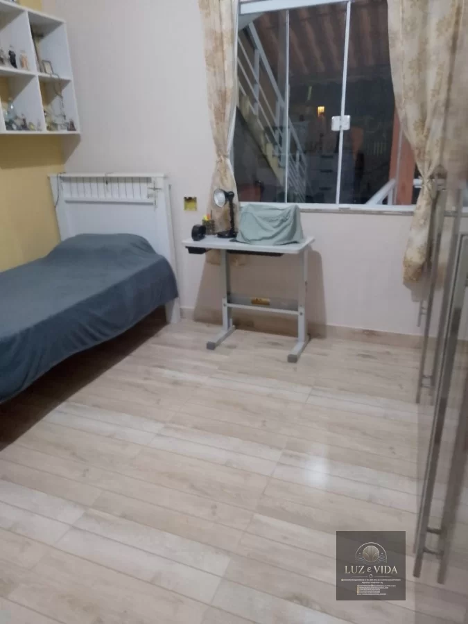 Casa de 2 andares com um imóvel em construção na frente