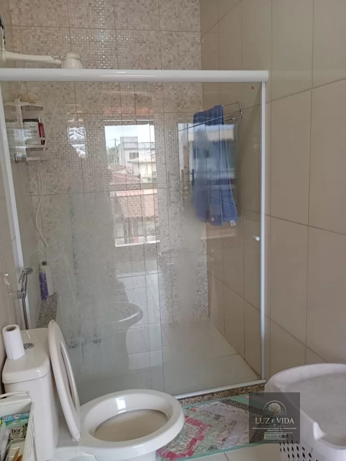 Casa de 2 andares com um imóvel em construção na frente