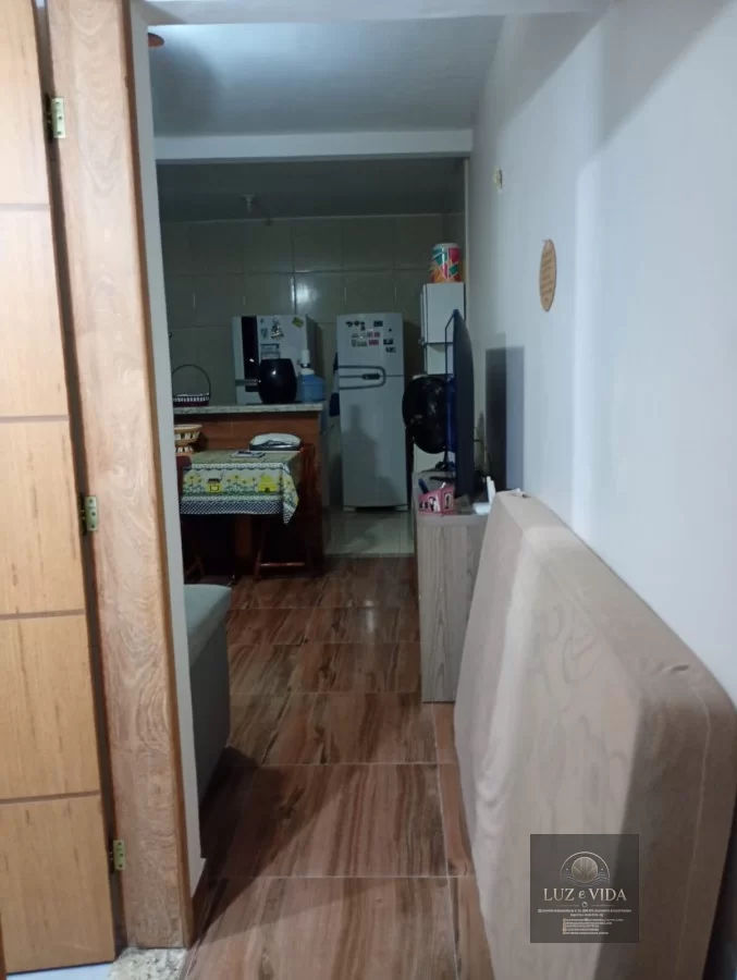 Casa de 2 andares com um imóvel em construção na frente