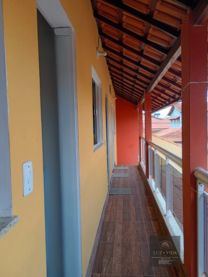 Casa de 2 andares com um imóvel em construção na frente