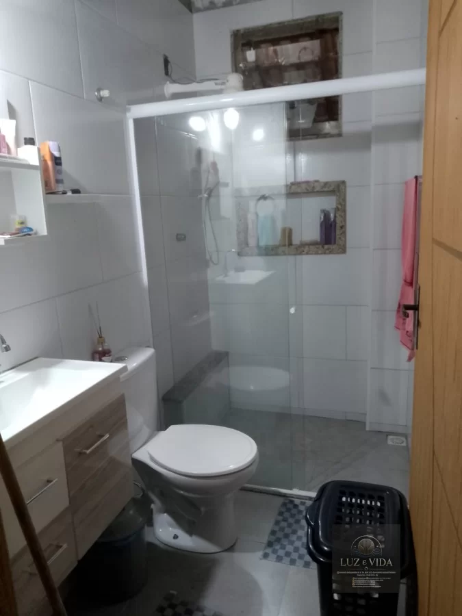 Casa de 2 andares com um imóvel em construção na frente