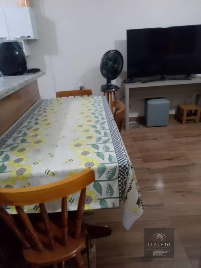 Casa de 2 andares com um imóvel em construção na frente