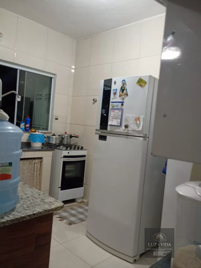 Casa de 2 andares com um imóvel em construção na frente