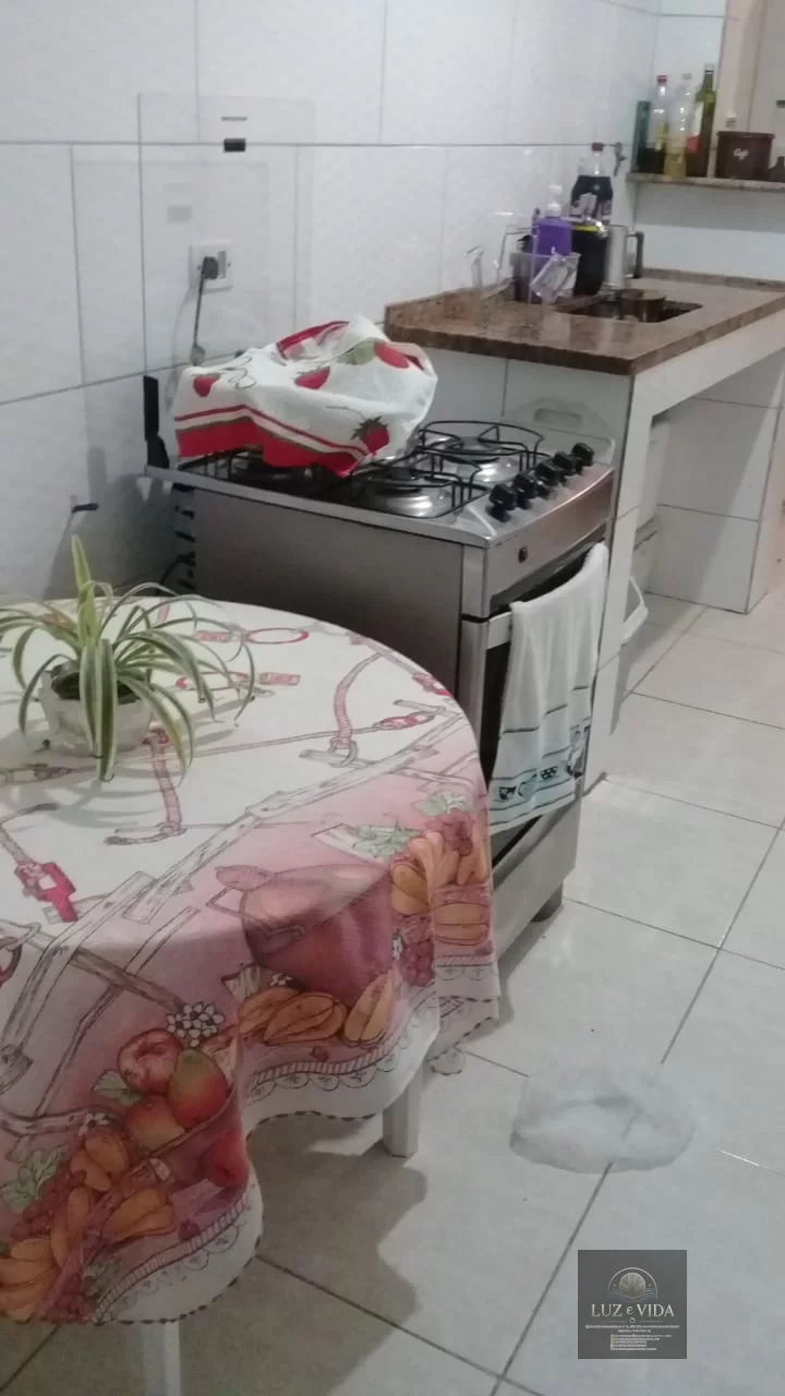 Casa com 2 quartos e dois banheiros (1 com suíte)