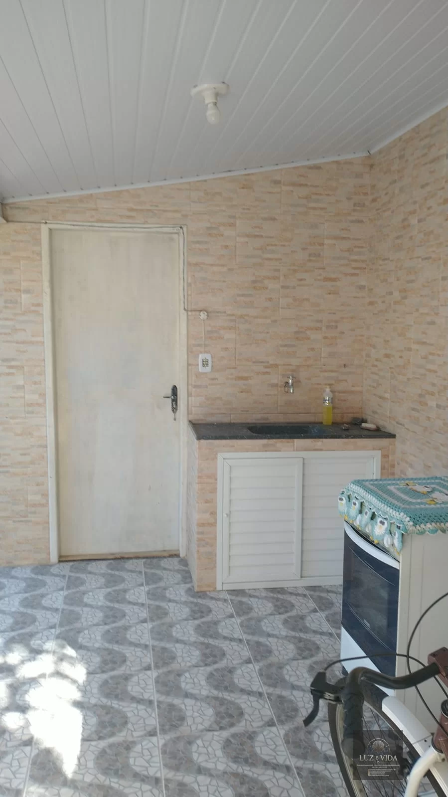 Casa com 2 quartos e dois banheiros (1 com suíte)