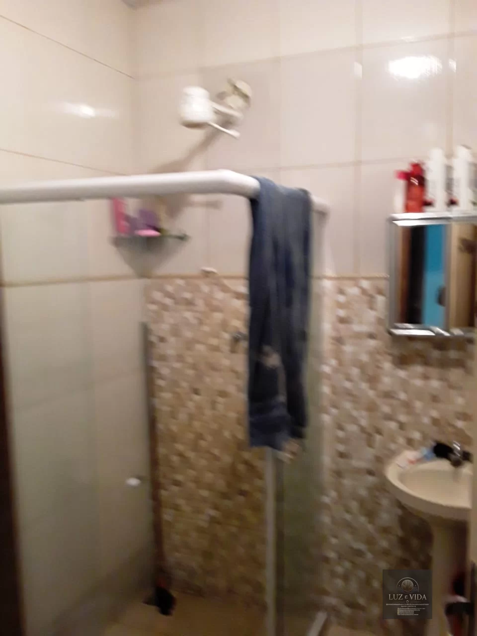 Casa com 2 quartos e dois banheiros (1 com suíte)