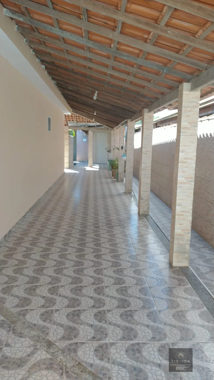 Casa com 2 quartos e dois banheiros (1 com suíte)