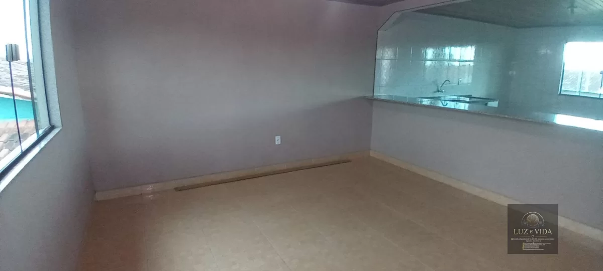 Casa com 3 quartos (três com suítes) totalizando 4 banheiros