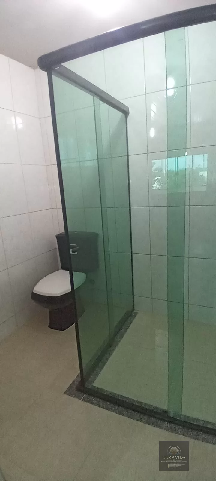 Casa com 3 quartos (três com suítes) totalizando 4 banheiros