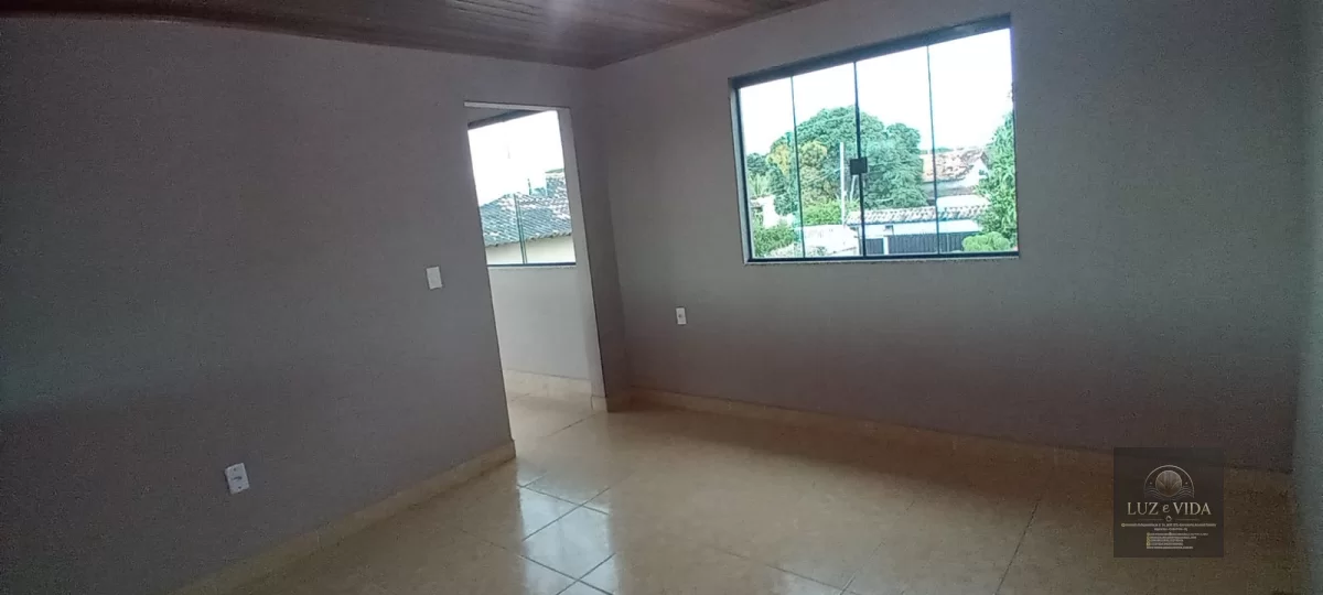 Casa com 3 quartos (três com suítes) totalizando 4 banheiros