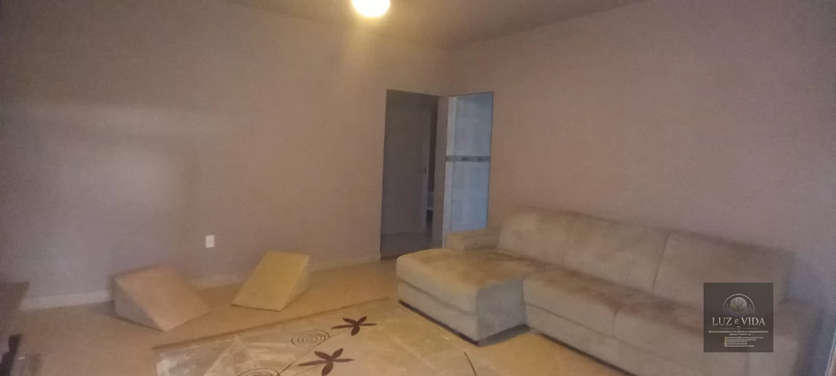 Casa com 3 quartos (três com suítes) totalizando 4 banheiros