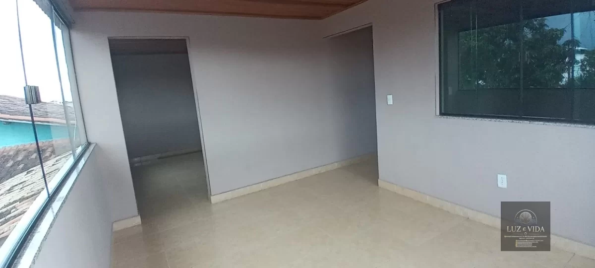 Casa com 3 quartos (três com suítes) totalizando 4 banheiros