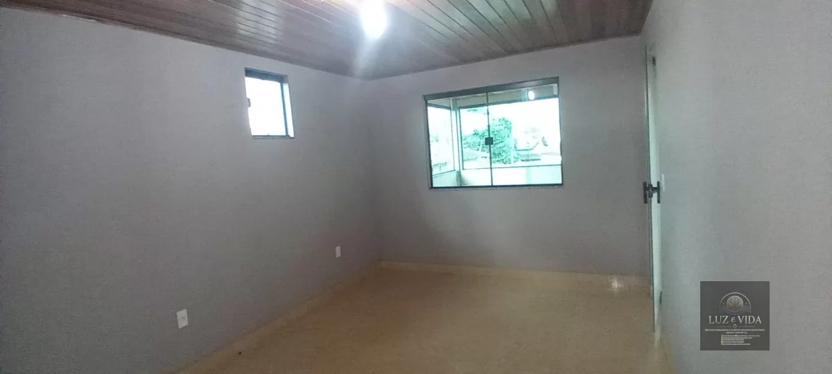 Casa com 3 quartos (três com suítes) totalizando 4 banheiros