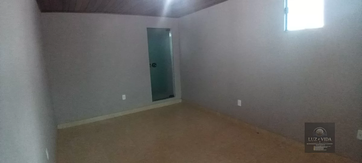 Casa com 3 quartos (três com suítes) totalizando 4 banheiros