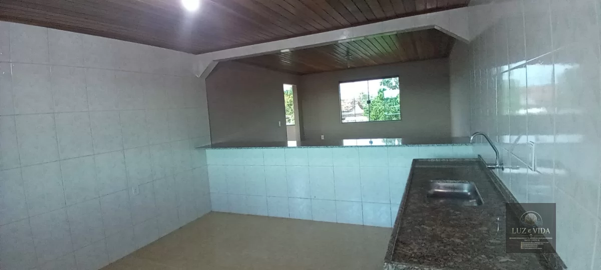 Casa com 3 quartos (três com suítes) totalizando 4 banheiros