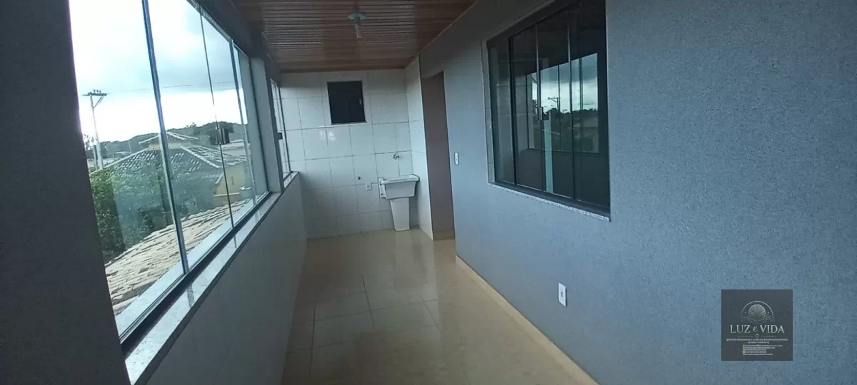 Casa com 3 quartos (três com suítes) totalizando 4 banheiros