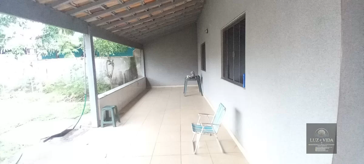 Casa com 3 quartos (três com suítes) totalizando 4 banheiros