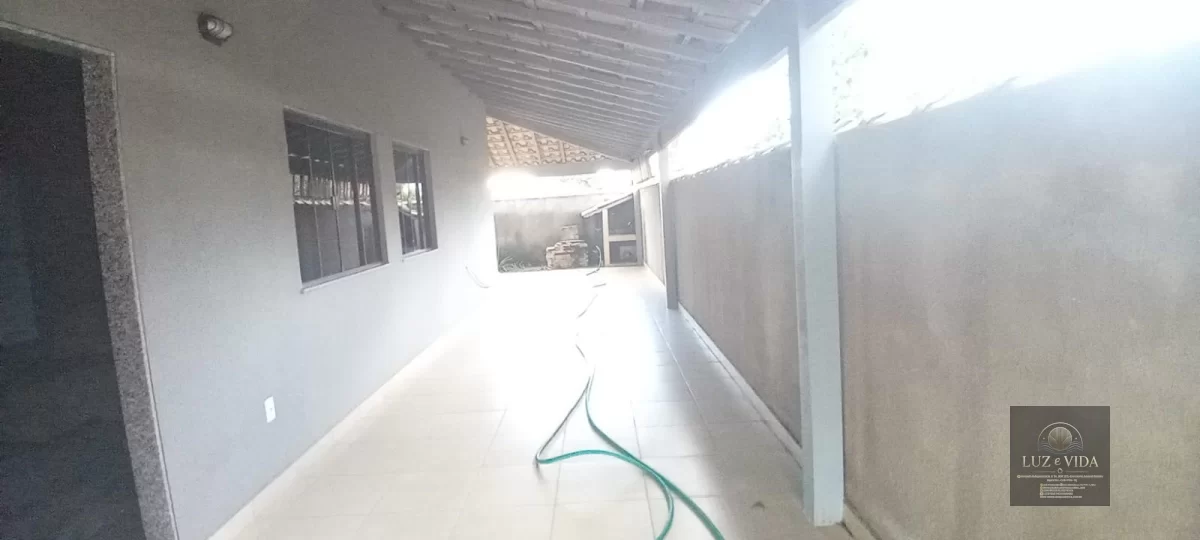 Casa com 3 quartos (três com suítes) totalizando 4 banheiros