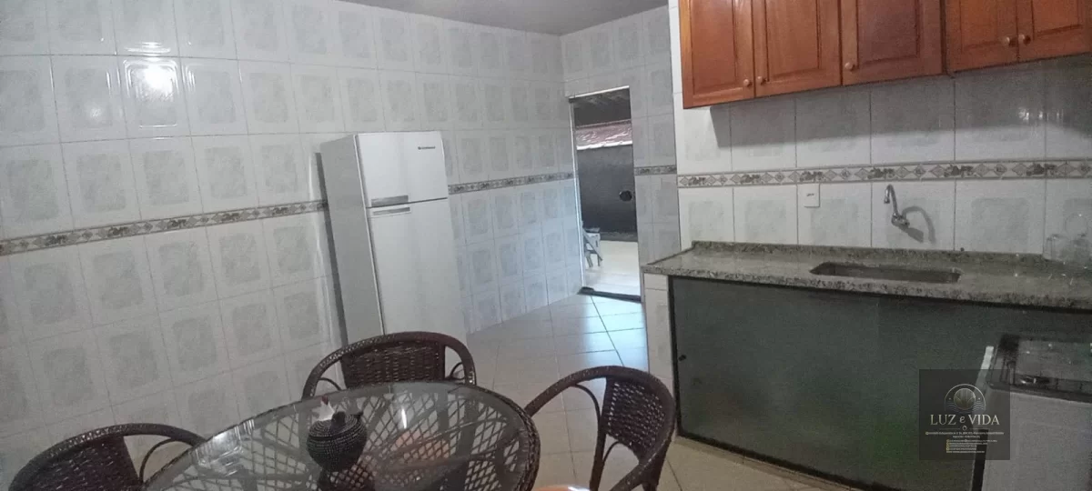 Casa com 3 quartos (três com suítes) totalizando 4 banheiros