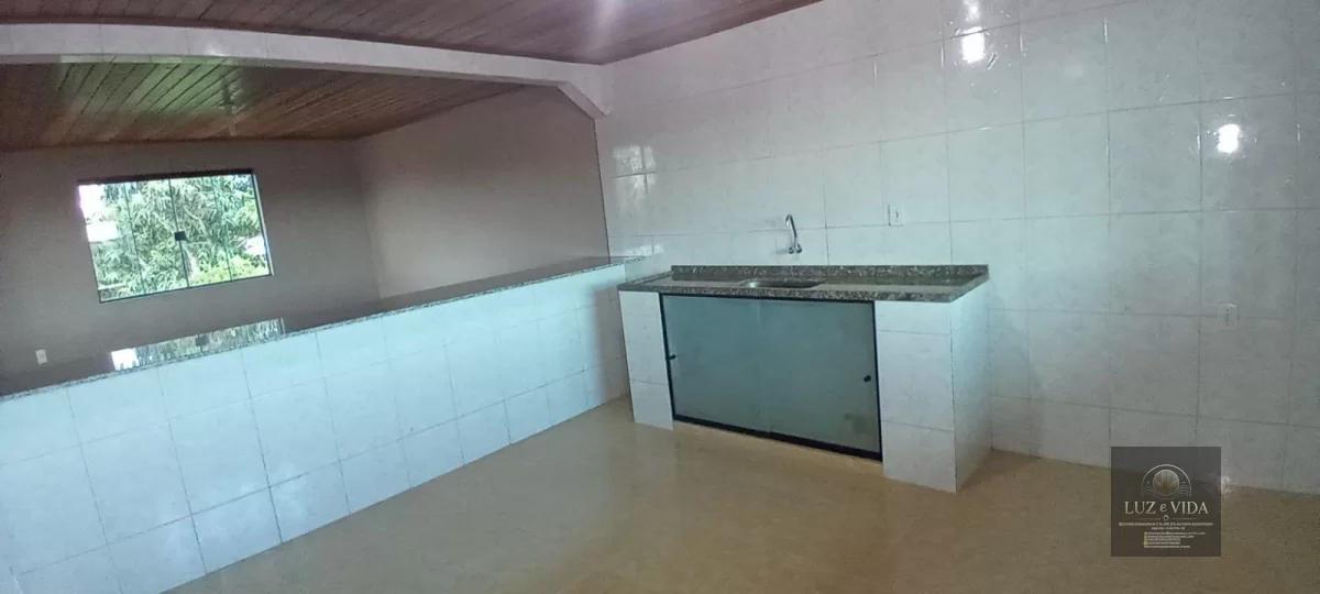 Casa com 3 quartos (três com suítes) totalizando 4 banheiros