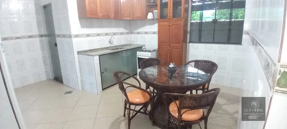 Casa com 3 quartos (três com suítes) totalizando 4 banheiros