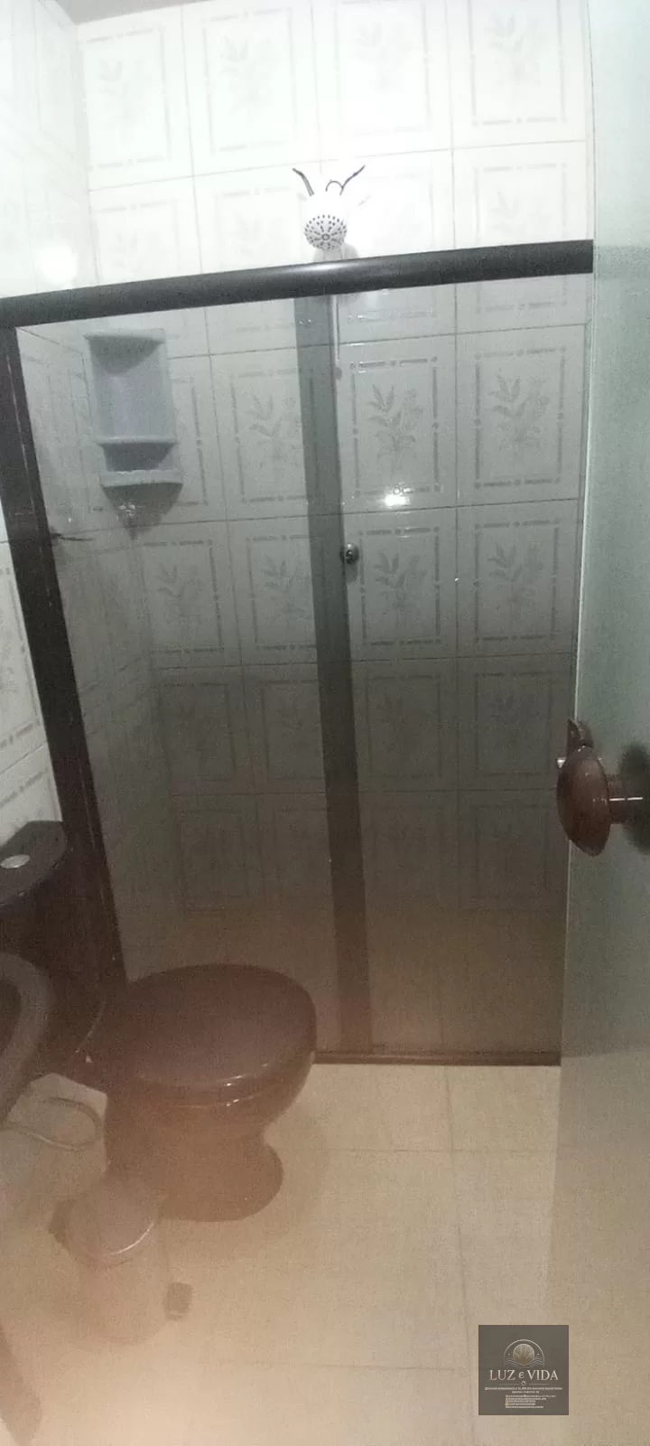 Casa com 3 quartos (três com suítes) totalizando 4 banheiros