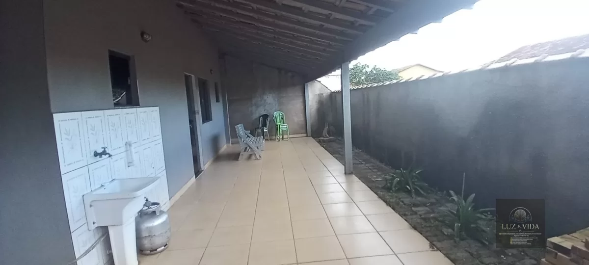 Casa com 3 quartos (três com suítes) totalizando 4 banheiros