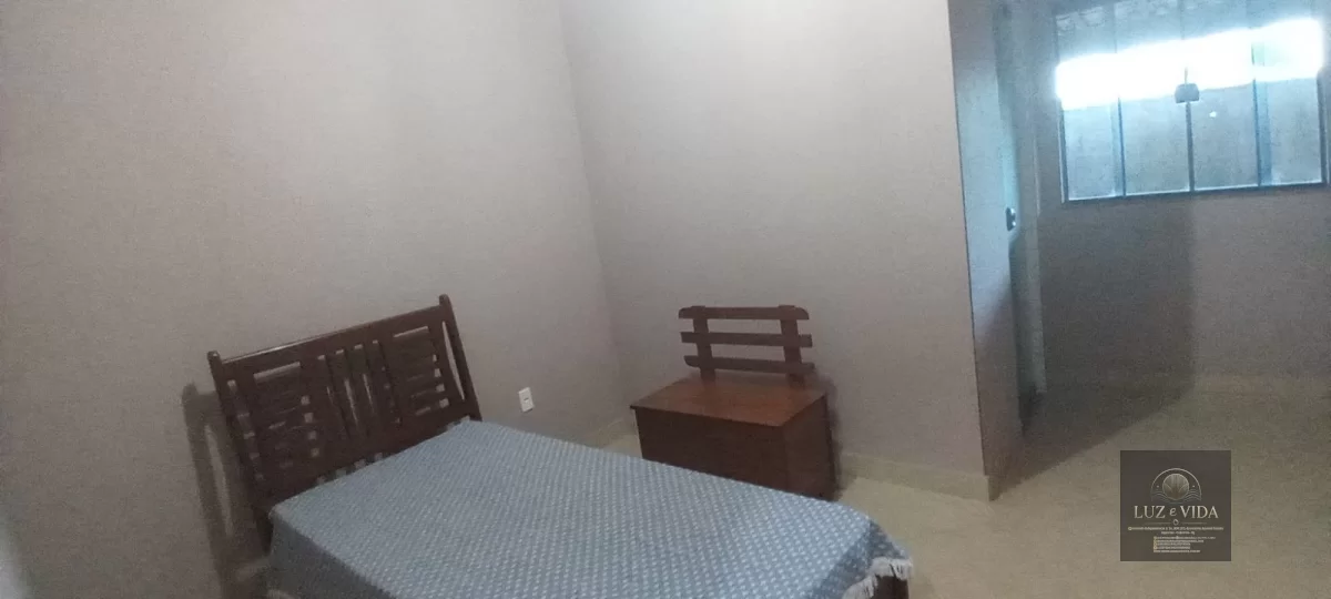 Casa com 3 quartos (três com suítes) totalizando 4 banheiros