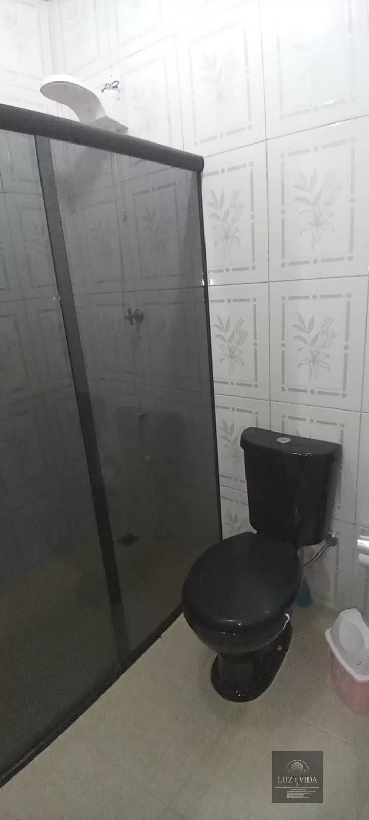 Casa com 3 quartos (três com suítes) totalizando 4 banheiros