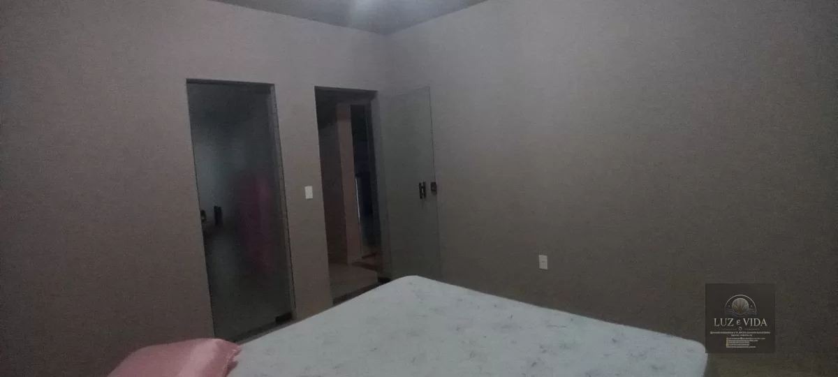 Casa com 3 quartos (três com suítes) totalizando 4 banheiros