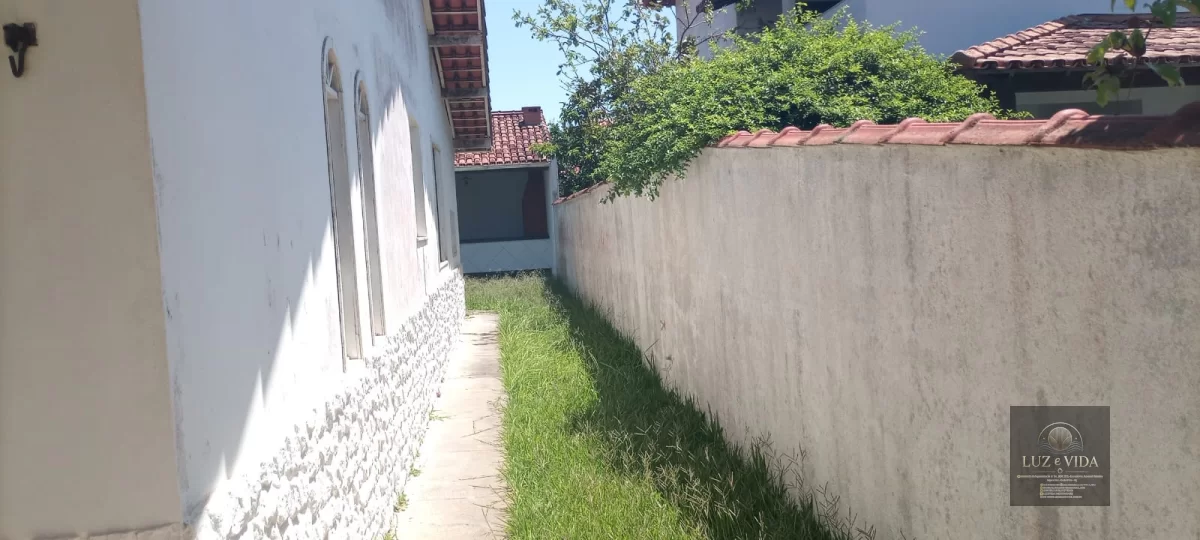 Casa com 2 quartos e 2 banheiros (1 com suíte) e possui nos fundos um Kitnet bem moderno