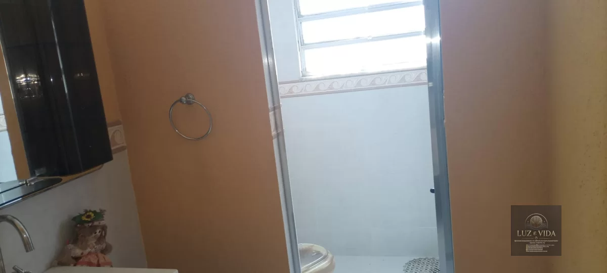 Casa com 2 quartos e 2 banheiros (1 com suíte) e possui nos fundos um Kitnet bem moderno
