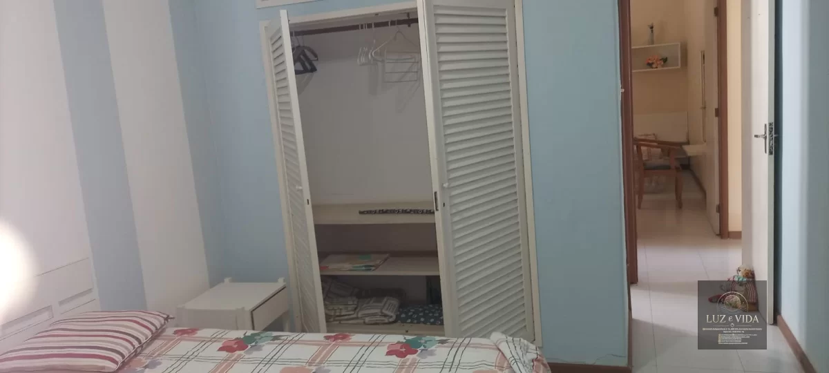 Casa com 2 quartos e 2 banheiros (1 com suíte) e possui nos fundos um Kitnet bem moderno
