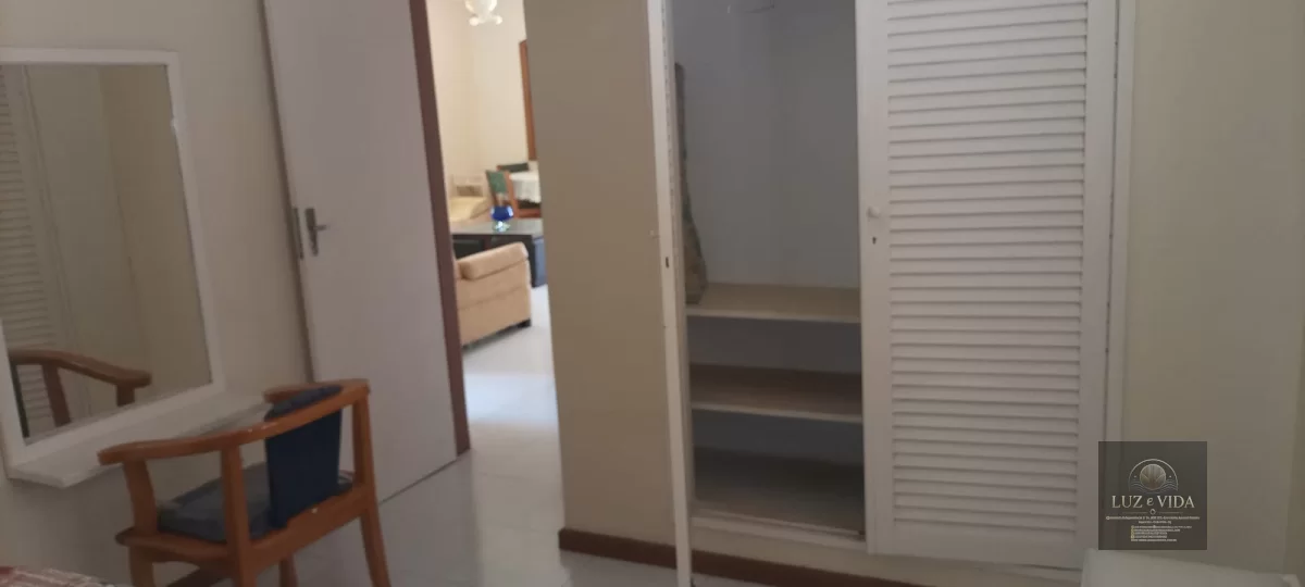 Casa com 2 quartos e 2 banheiros (1 com suíte) e possui nos fundos um Kitnet bem moderno