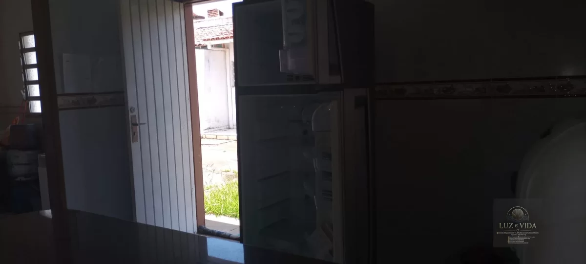 Casa com 2 quartos e 2 banheiros (1 com suíte) e possui nos fundos um Kitnet bem moderno